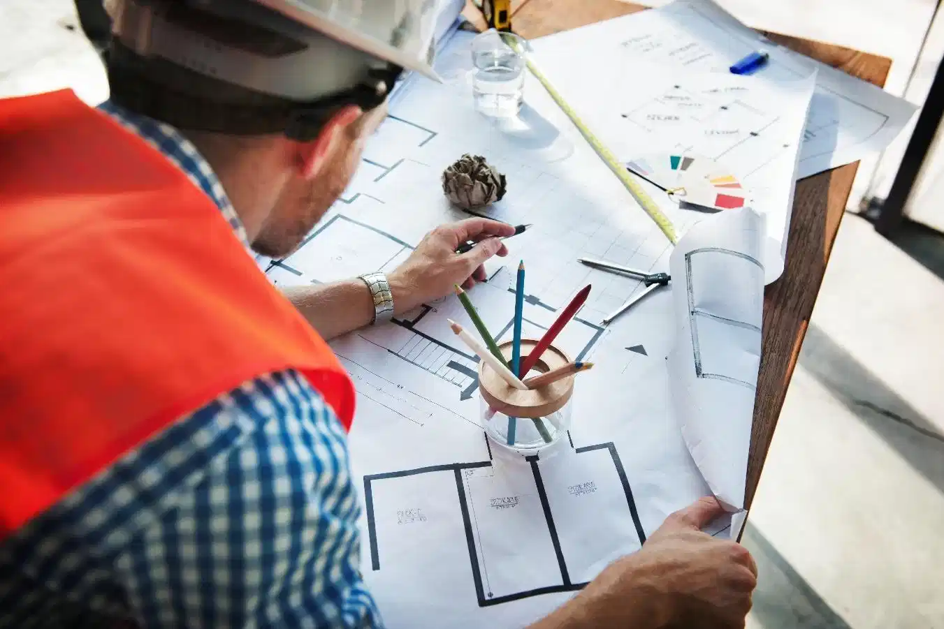 Diseño de obras de estabilidad, vías, redes eléctricas, hidrosanitarias, drenaje y alcantarillado, diseño arquitectónico, estructural y urbanístico.