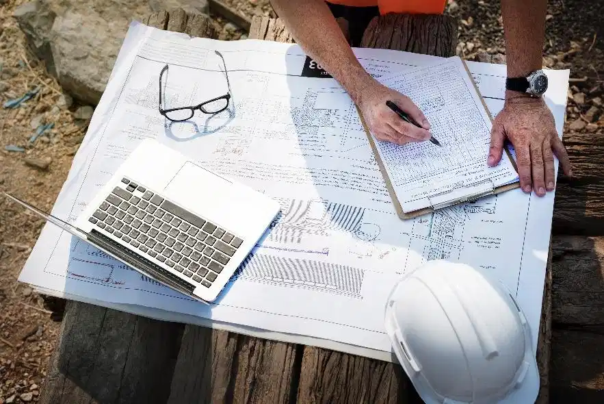 Análisis y evaluación de vulnerabilidad de edificaciones y zonas de riesgo; asistencia técnica en revisión, actualización y creación de planes de gestión del riesgo.